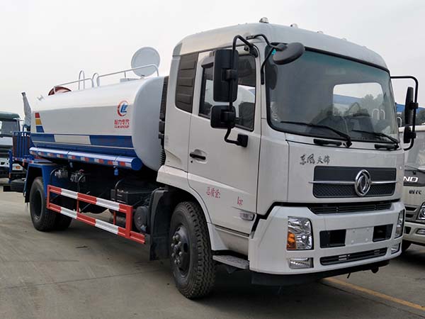 東風(fēng)天錦抑塵車裝30米霧炮